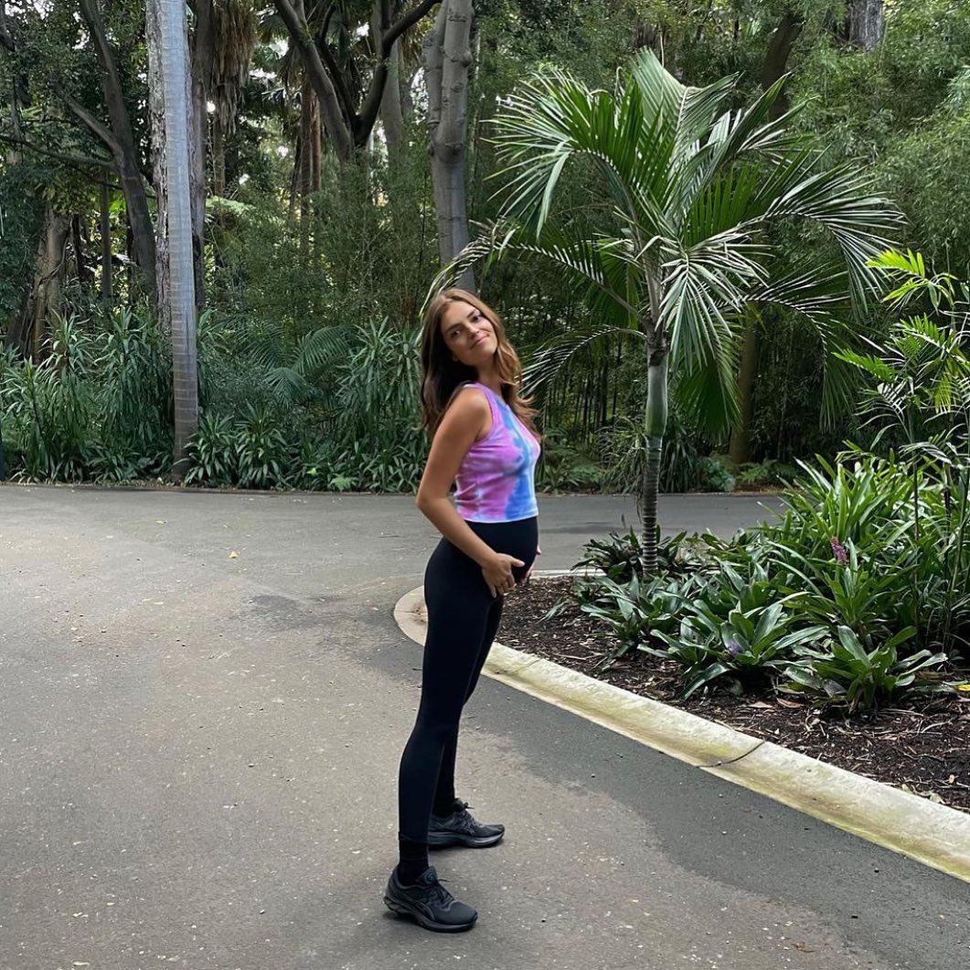 Pregnancy glow meets legging flow